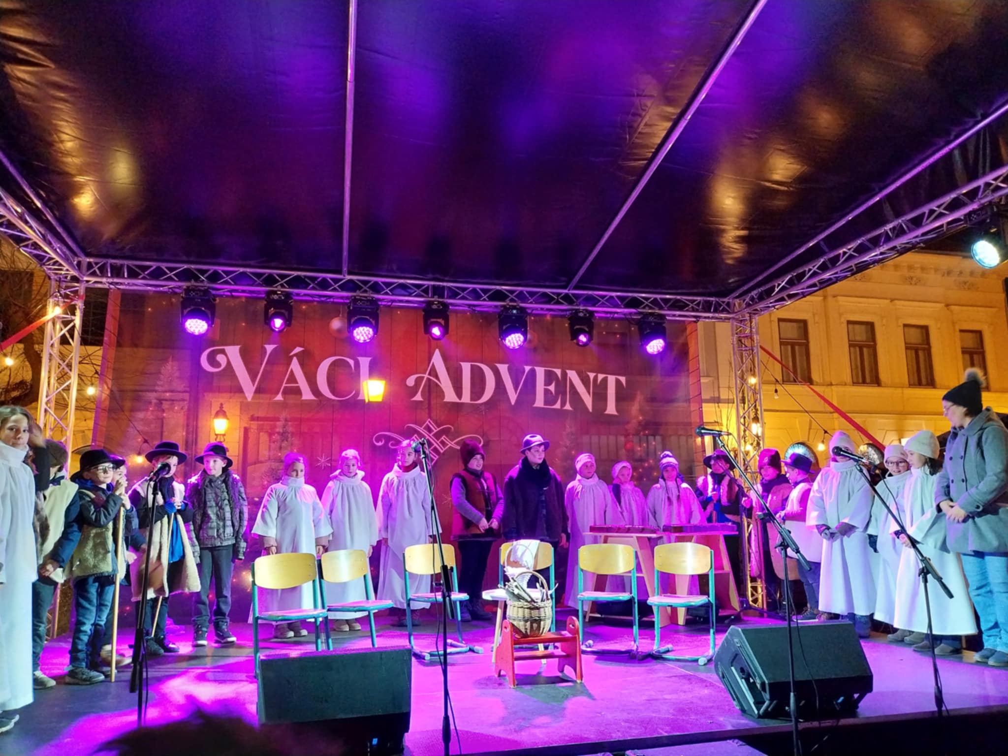 A Karolinás diákok varázslatos Luca-napi műsora Vácon