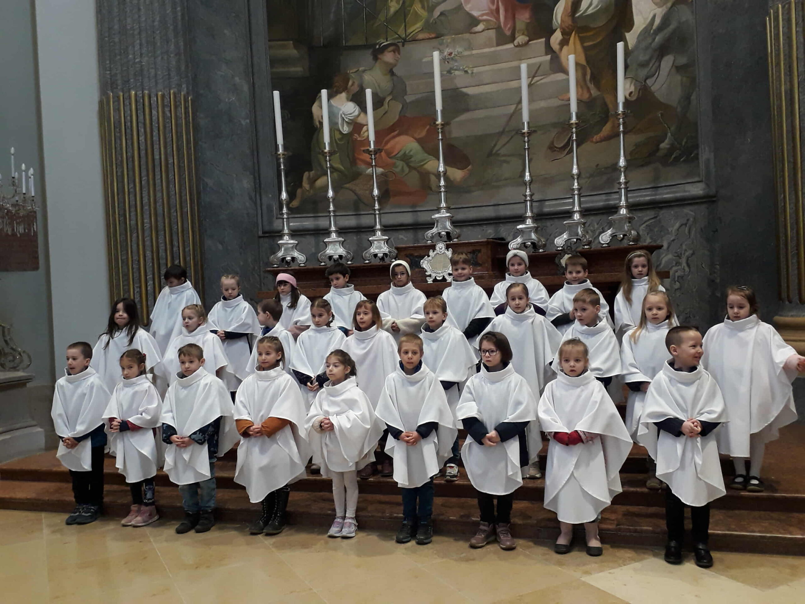 Az elsősök először öltötték fel liturgikus ruhájukat