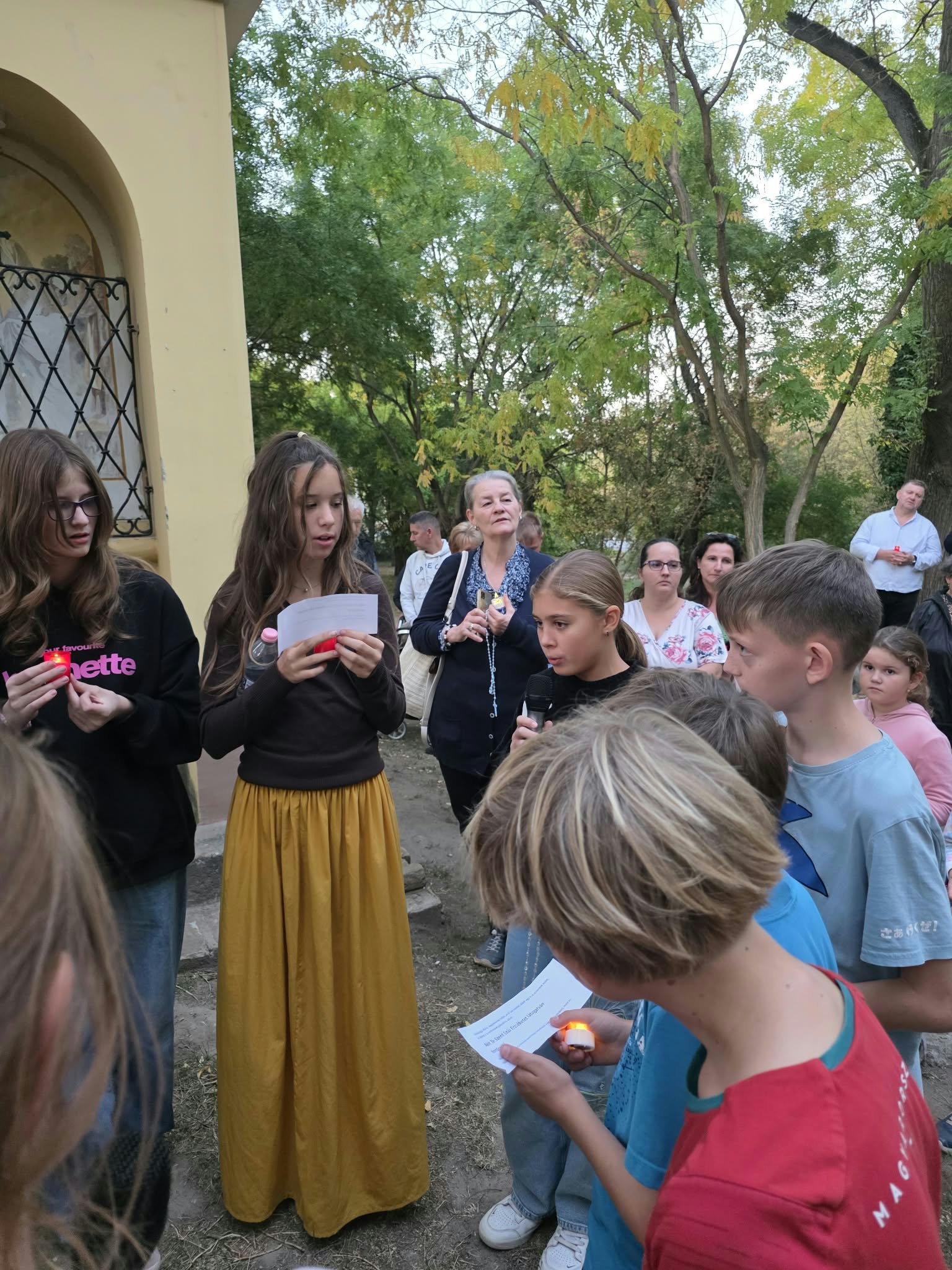 Gyertyás rózsafüzér a Hétkápolnánál – Iskolánk is csatlakozott a közös imádsághoz